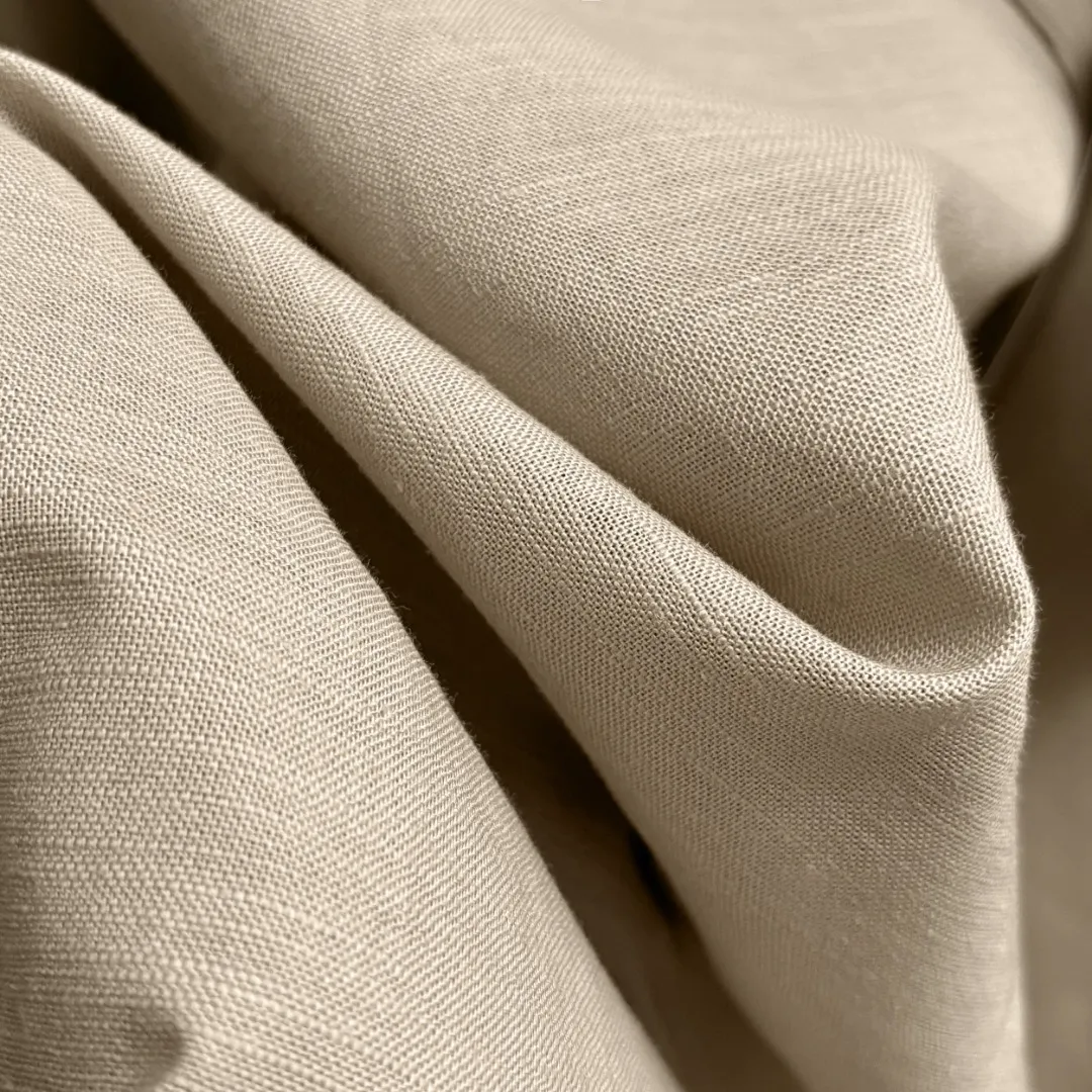 🅿️220 Ralph Lauren/Ralph Lauren early autumn linen embroidered shirt is made of custom-made natural plant fiber linen fabric with a unique bamboo texture. It has a simple and simple beauty. It has a loose fit and a three-dimensional upper body. The lines are smooth and natural. From the shoulder line to the waist line to the hem, the line transition is smooth. There are no unnecessary folds or accumulation. The whole body is neat and stretched. The chest is embellished with the iconic pony embroidery. Simple but highly recognizable. The color transition of the embroidery thread is natural. The stitches are even and uniform in size. The stitches can also connect naturally and the lines are smooth and not stiff. Size: S M L XL